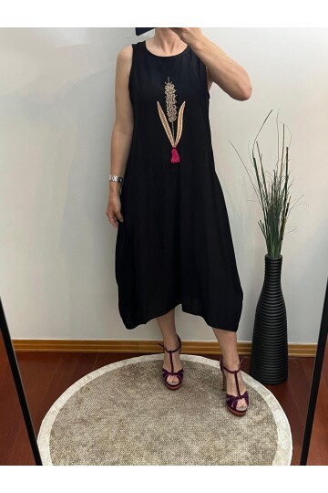 Siyah Nakış İşlemeli Elbise